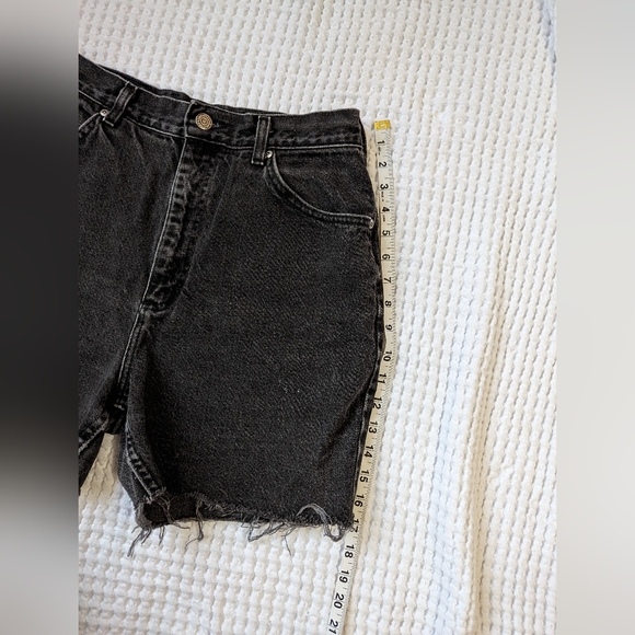 🎩 Vintage Lee High Waisted Black Distressed Jean Shorts with Raw Hem - Picture 4 of 7
